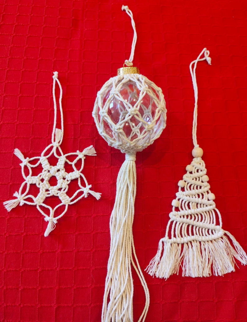 Macrame vánoční ozdoby - kurz pro seniory