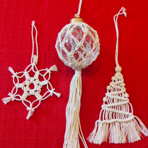 Macrame vánoční ozdoby - kurz pro seniory